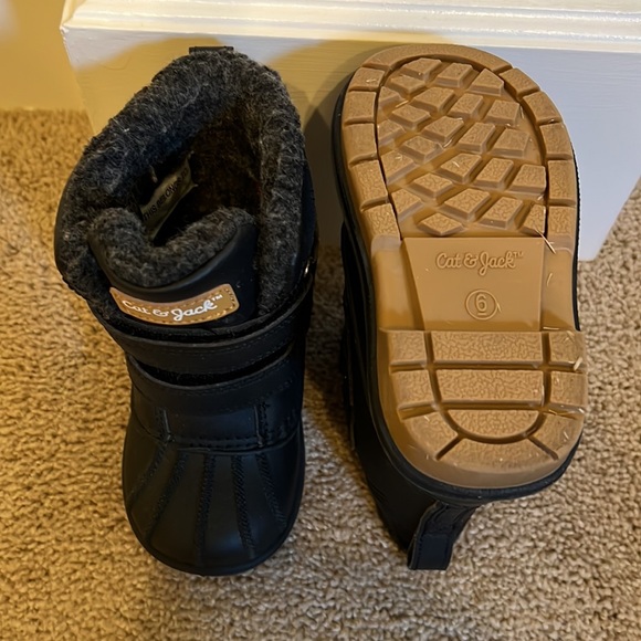 Cat & Jack snow shoes. Toddler size 6. - Picture 3 of 4